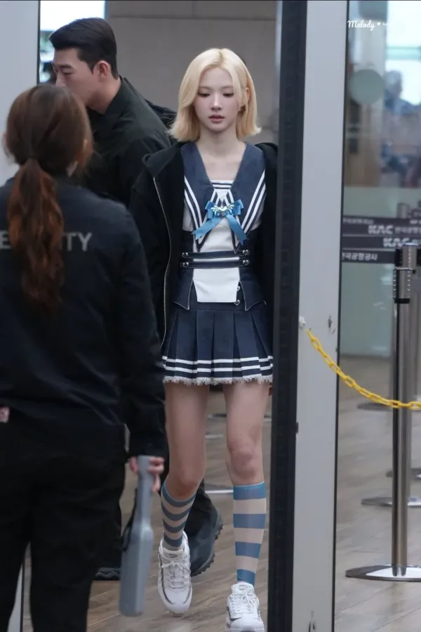 1821250377 8c7f888d 600x899