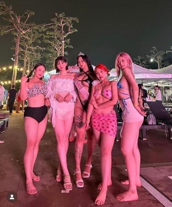 1903102177 8fa045c8 600x720